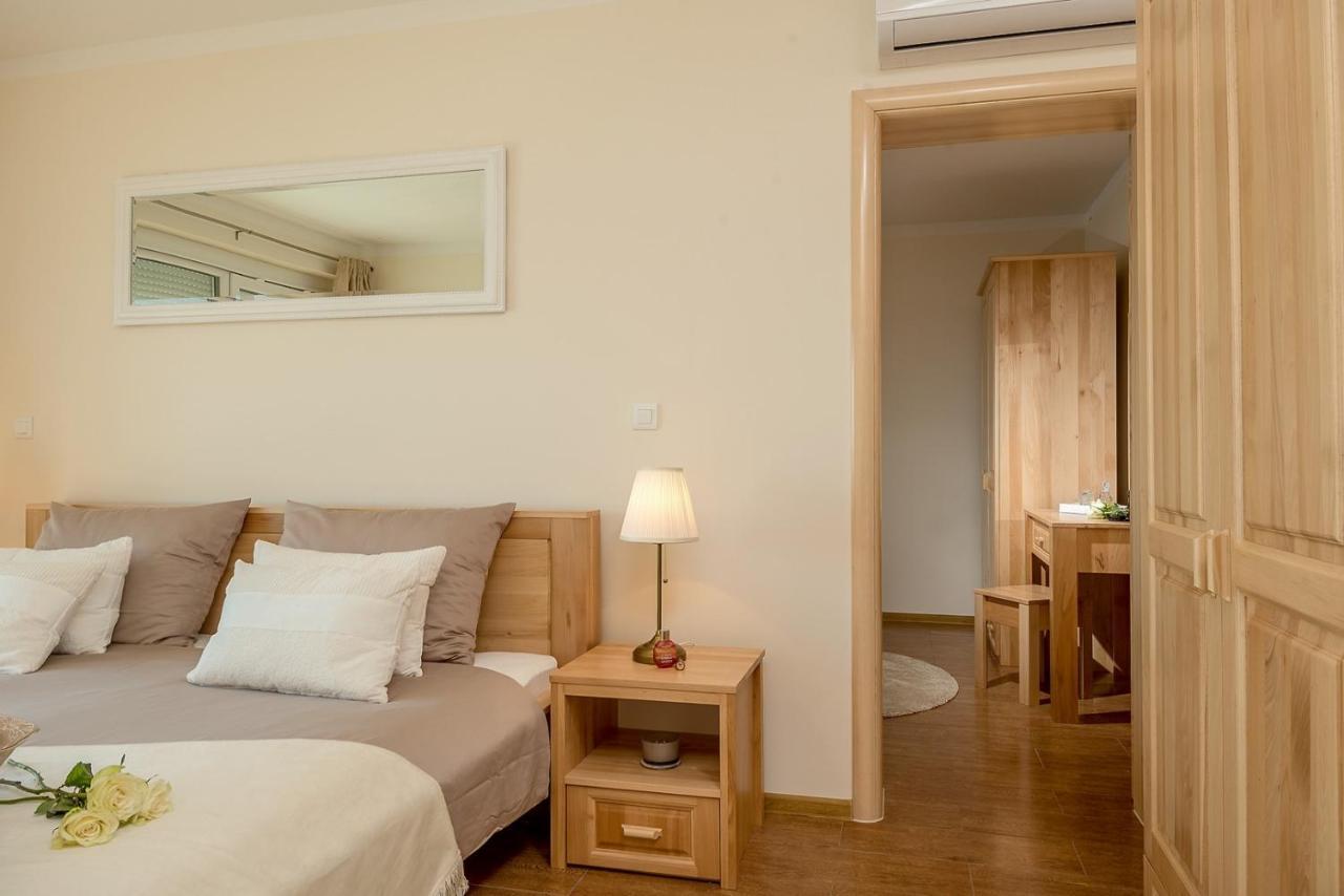 Villa Sun Palace With Luxury 5 Bedroom Villa And Amazing Panoramic Sea Views Mimice Dış mekan fotoğraf
